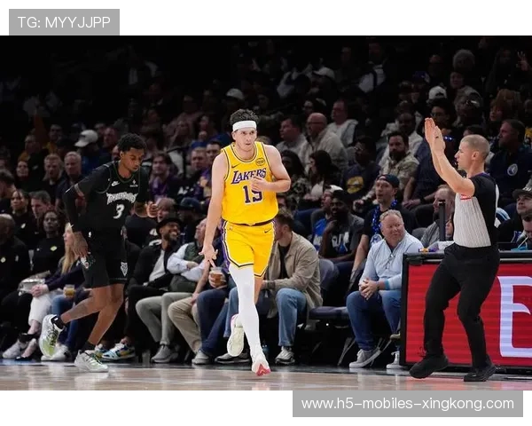 湖人压哨三分成为全场热议焦点